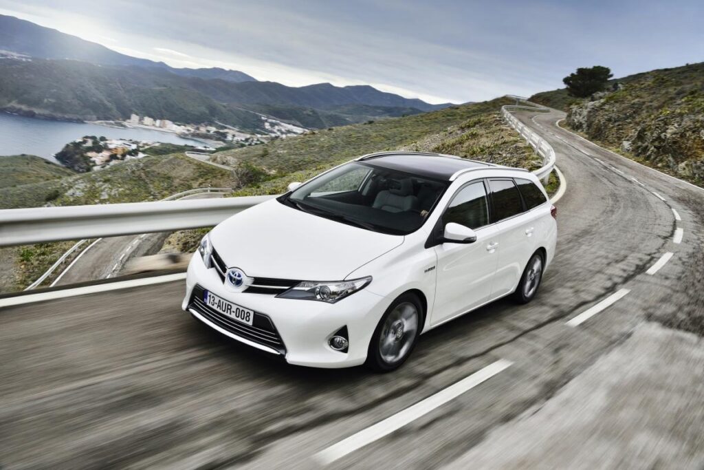 Toyota Auris Touring Sports 120D vs. Volkswagen Golf