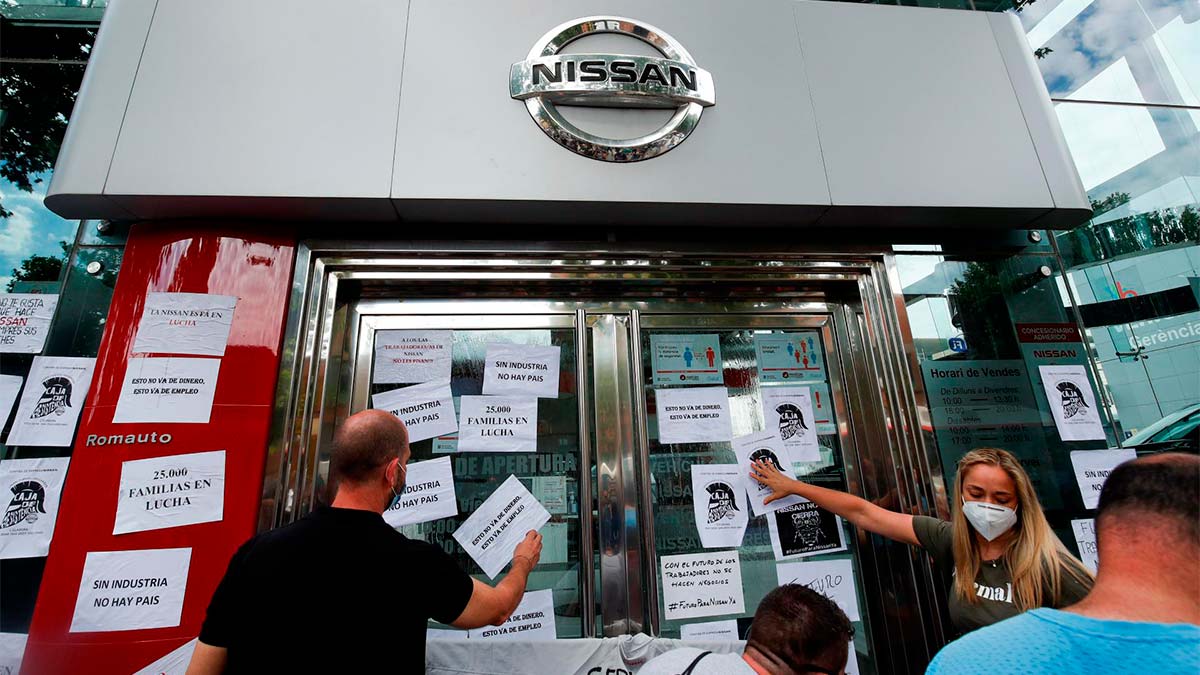 Los trabajadores de Nissan llegan a un acuerdo para retrasar el cierre de las plantas de Barcelona a diciembre de 2021 1 trabajadores nissan pegan carteles cierre plantas barcelona escaparate concesionario marca nipona