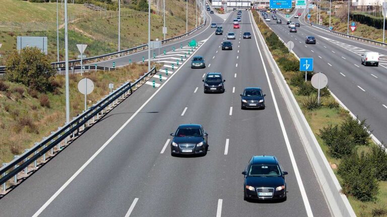 DGT carretera radar control velocidad distancia seguridad niebla