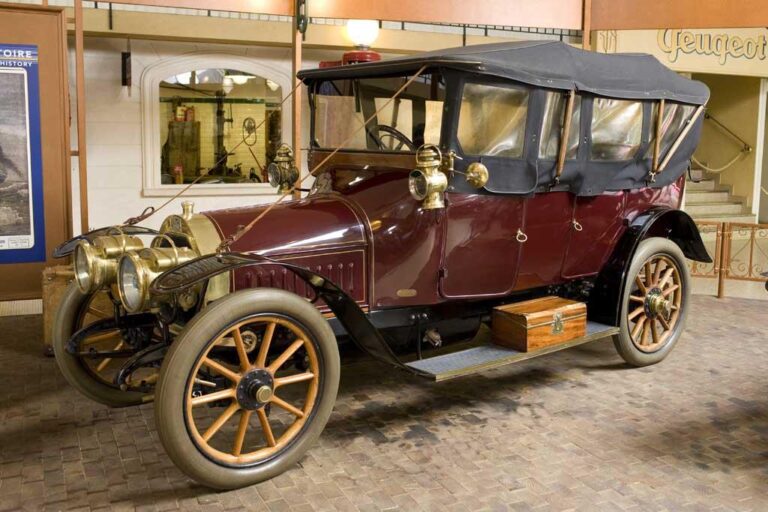 Peugeot evoca 200 años de inspiración en Rétromobile