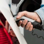 un usuario conecta su vehiculo al cargador 1
