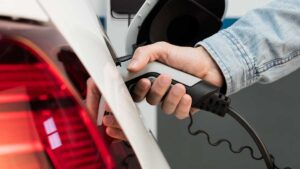 un usuario conecta su vehiculo al cargador 1