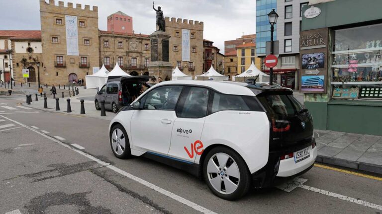 un vehiculo electrico circulando por gijon