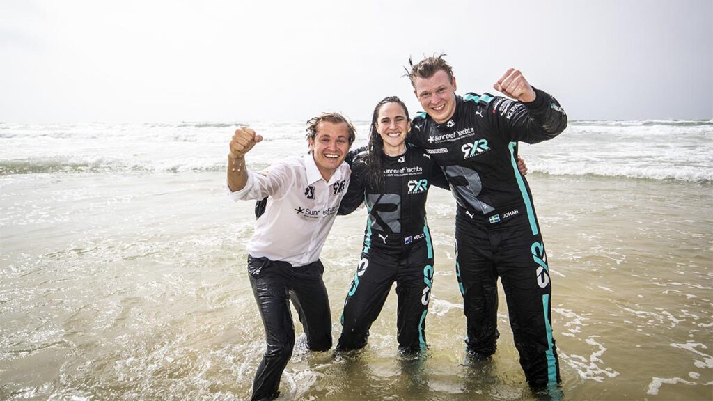 Nico Rosberg, Molly Taylor y Johan Kristoffersonn celebran su victoria en Senegal.