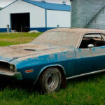 Descubren un Dodge Challenger que llevaba 40 años abandonado en un establo
