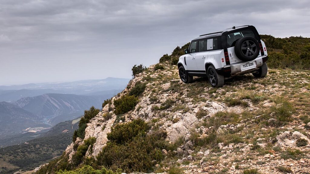 Land Rover Defender P400e PHEV trasera