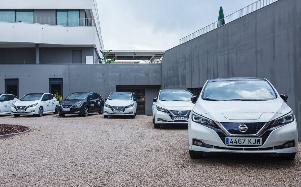 Uber firma un acuerdo de sostenibilidad con Nissan para electrificar el sector del taxi y VTC en España