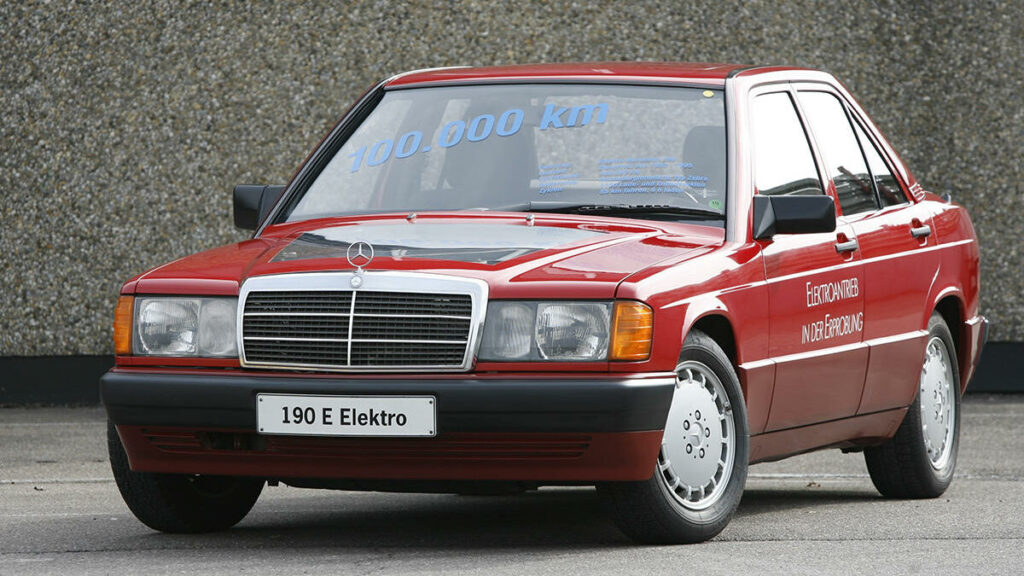 Este Mercedes 190 W201, denominado Elektro, data del año 1990 y surgió como un proyecto dentro del área de experimentación de Mercedes-Benz, con el que se quería comprobar el rendimiento de los componentes de un coche eléctrico en situaciones reales. Tal es así, que algunos prototipos de este 190 se utilizaron como taxi y llegaron a recorrer 100.000 kilómetros, en un año.