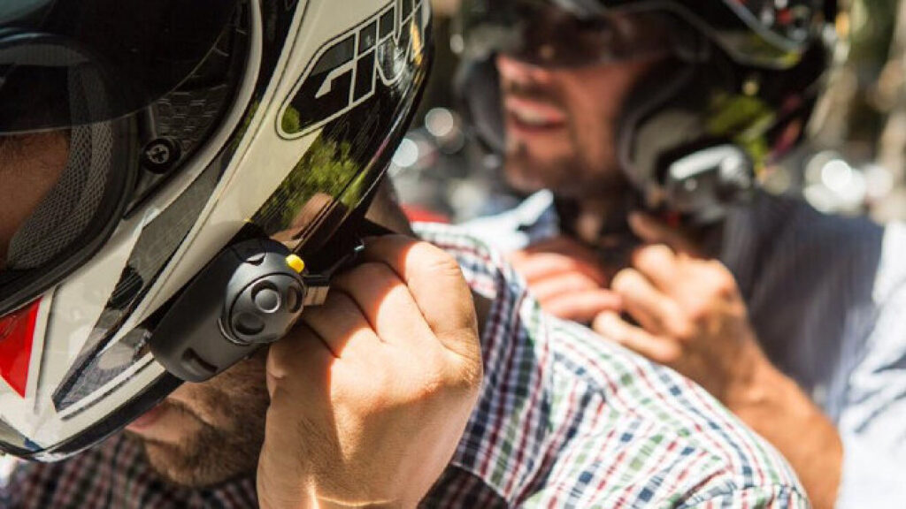 Una sentencia contra la DGT obliga a anular una multa a motorista por llevar instalado un dispositivo bluetooth en su casco