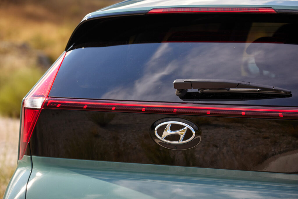 Hyundai Bayon luna trasera
