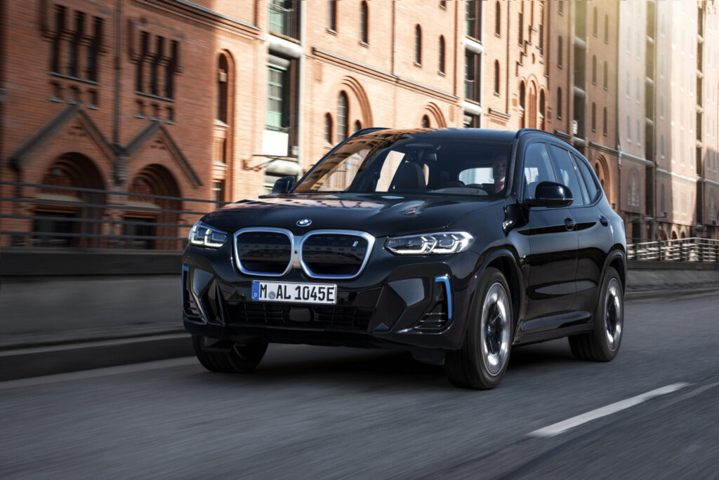 El BMW iX3 se pone al día con varias novedades en el plano estético y más equipamiento
