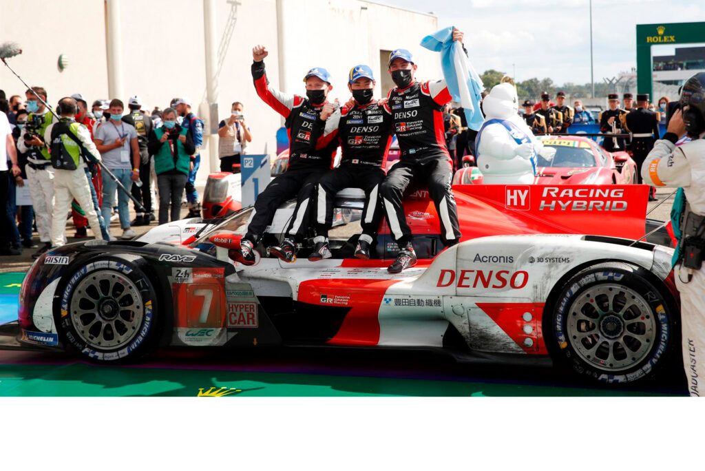 Mike Conway, Kamui Kobayashi y Pechito López dan la victoria a Toyota en el debut de los Hypercar en las 24 Horas de Le Mans