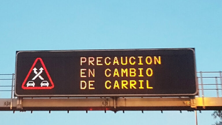 senal trafico inventada luminoso