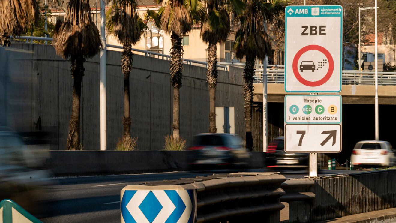 Los coches con etiqueta medioambiental B podrán seguir circulando por la Zona de Bajas Emisiones de Barcelona en 2022