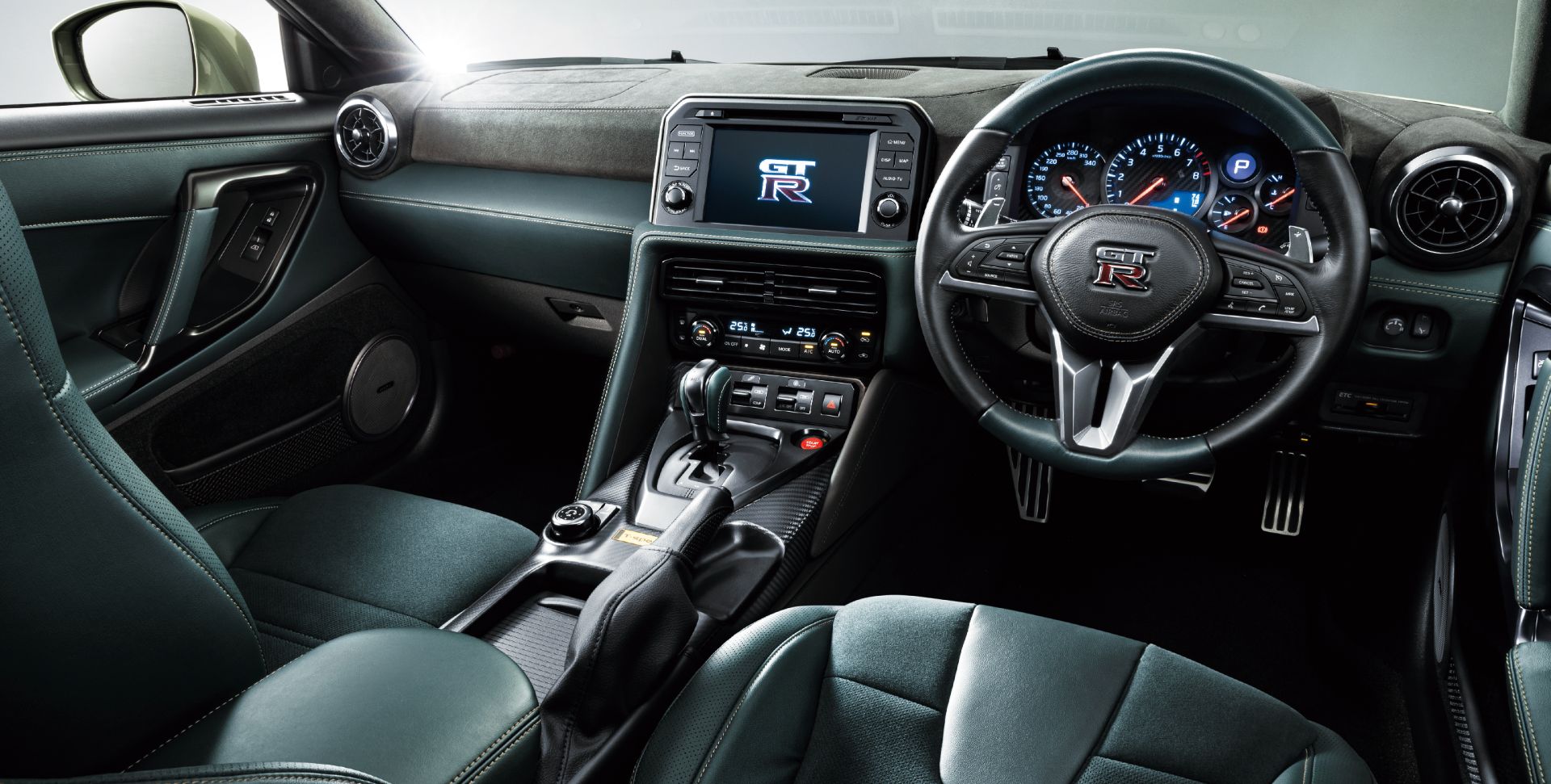 El Nissan GT-R 2022 interior