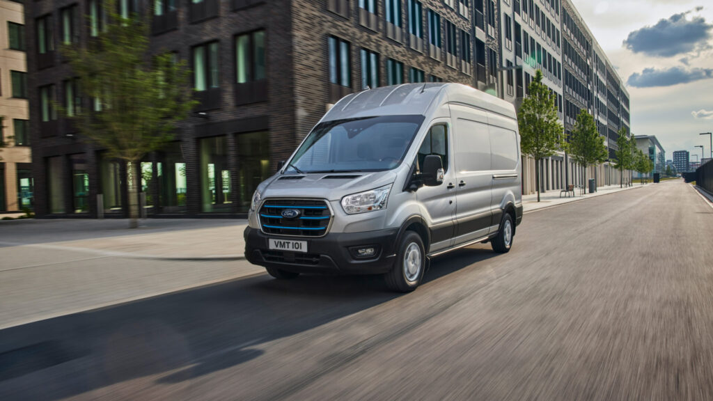 La nueva Ford Transit eléctrica apunta a convertirse en una de las referencias gracias a su autonomía, soporte de carga y dotación tecnológica