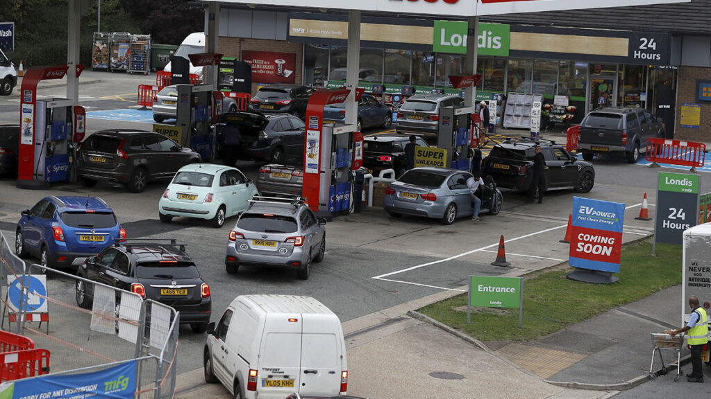 Las claves detrás de la escasez de combustible que sacude al Reino Unido