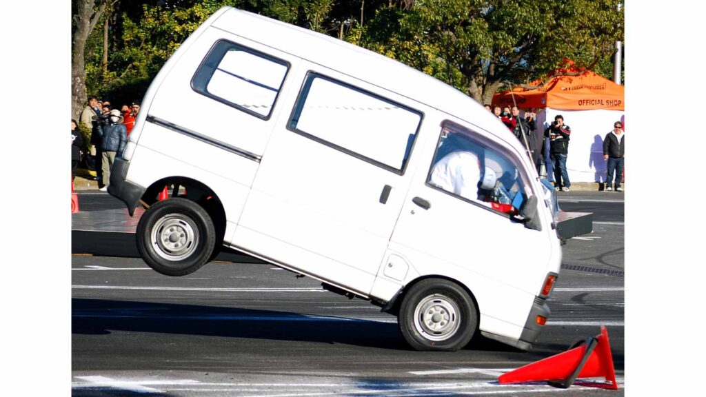 Durante las frenadas, las ruedas traseras se descargan bastante de peso