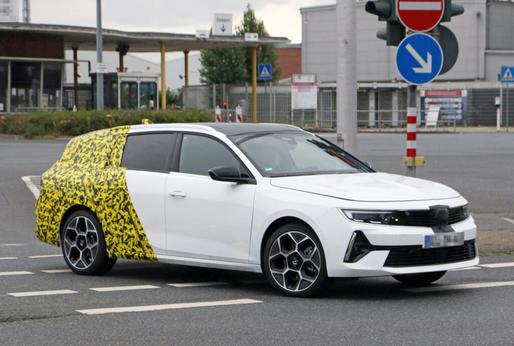 ¡Cazado! Primeras fotos espía del nuevo Opel Astra Sports Tourer rodando a plena luz del día