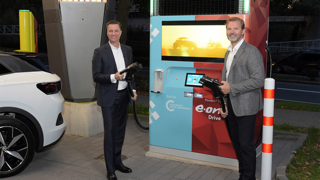 Patrick Lammers, responsable de Soluciones para el Cliente del Comité Ejecutivo de E.ON y chmall, responsable de Tecnología del Comité Ejecutivo del Volkswagen AG y consejero delegado de Volkswagen Group Components