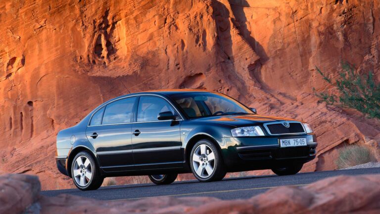 el buque insignia celebra su aniversario la primera generacion del moderno koda superb cumple 20 anos1