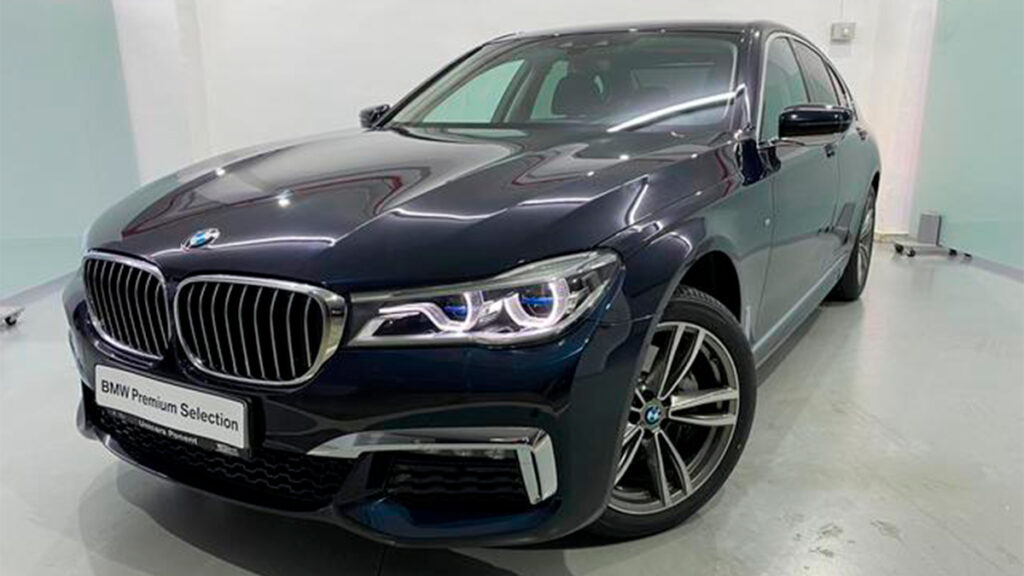 ¿Estás pensando en comprar un BMW Serie 7? Te interesará este ejemplar seminuevo... ¡con un descuento de 62.338 euros!