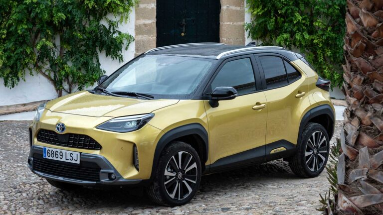 toyotayariscrosselectrichybrid presentacioacutensevilla caacutediz19