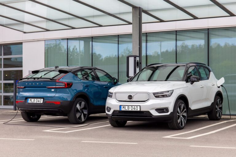 282730 Pure electric Volvo C40 and XC40 Recharge at a charging station1