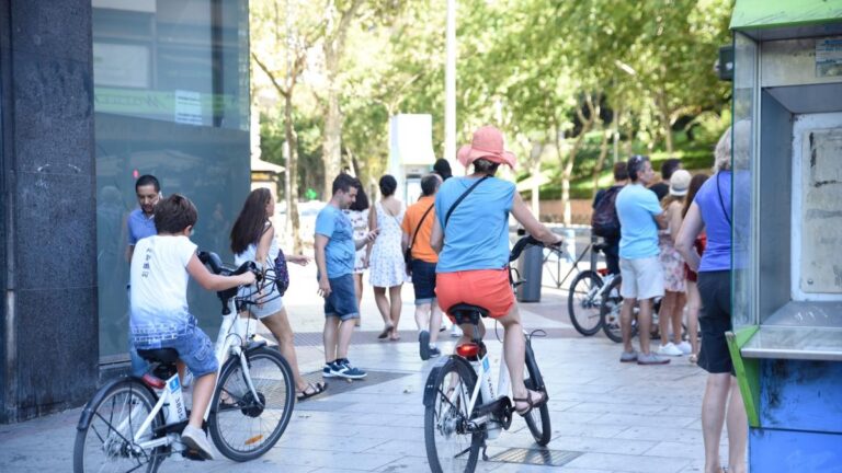 la dgt inicia en malaga una campana de vigilancia a bicicletas y vehiculos de movilidad personal en las aceras