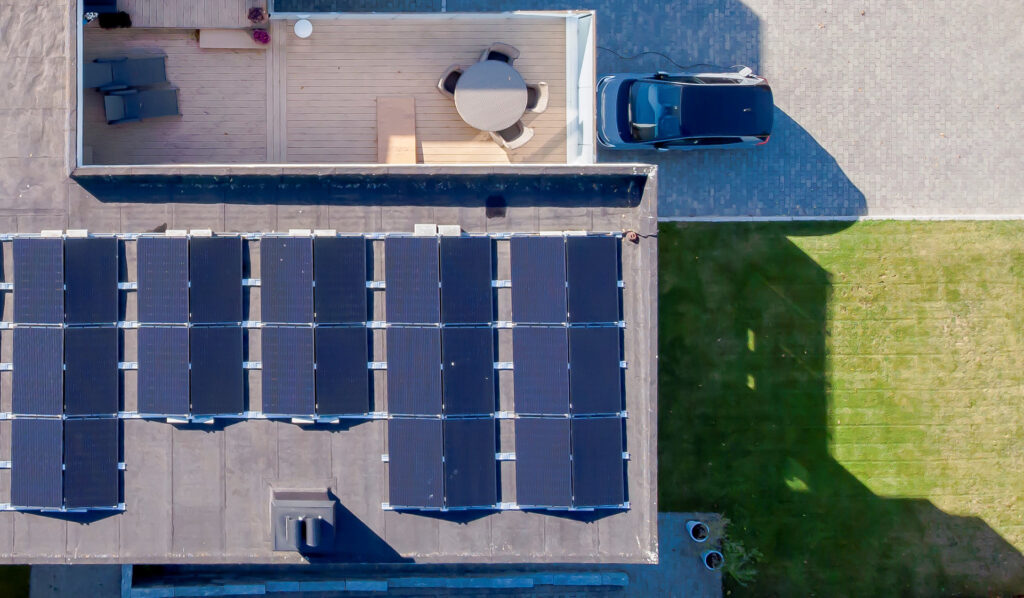 Cargar el coche eléctrico con energía solar en España es 12 veces más barato que utilizar gasolina