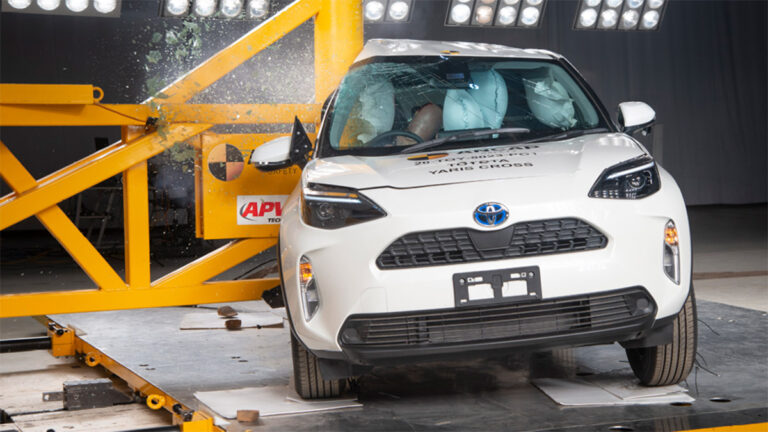 toyota yaris cross poste