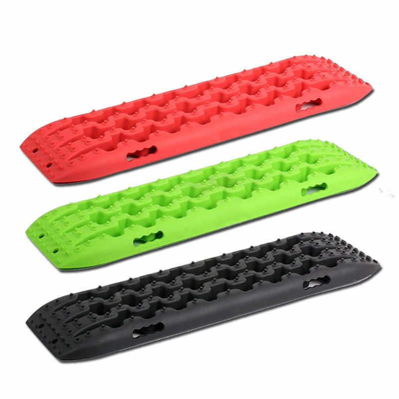 Tablero para sacar el coche de la nieve en invierno