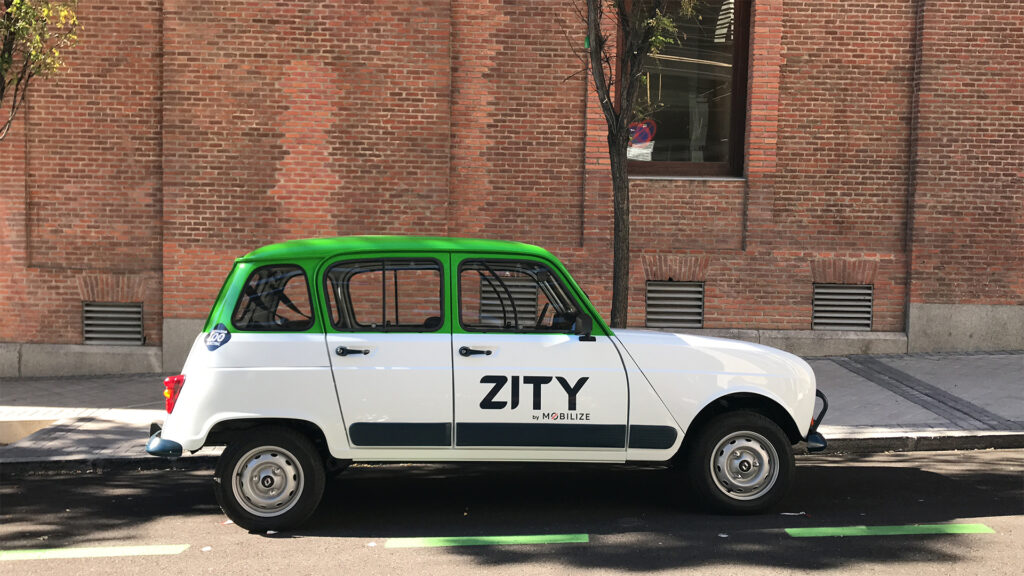 ¿Un Renault 4L eléctrico? La firma del rombo celebra el 60º aniversario del clásico francés con una unidad de carsharing que circulará por Madrid