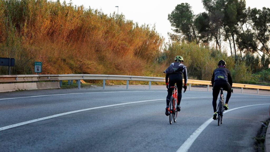 dgt-nueva-multa-adelantar-indebidamente-ciclistas