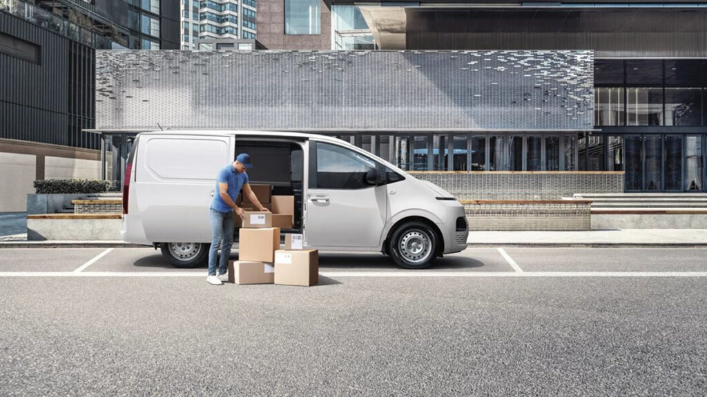 Hyundai_staria_van