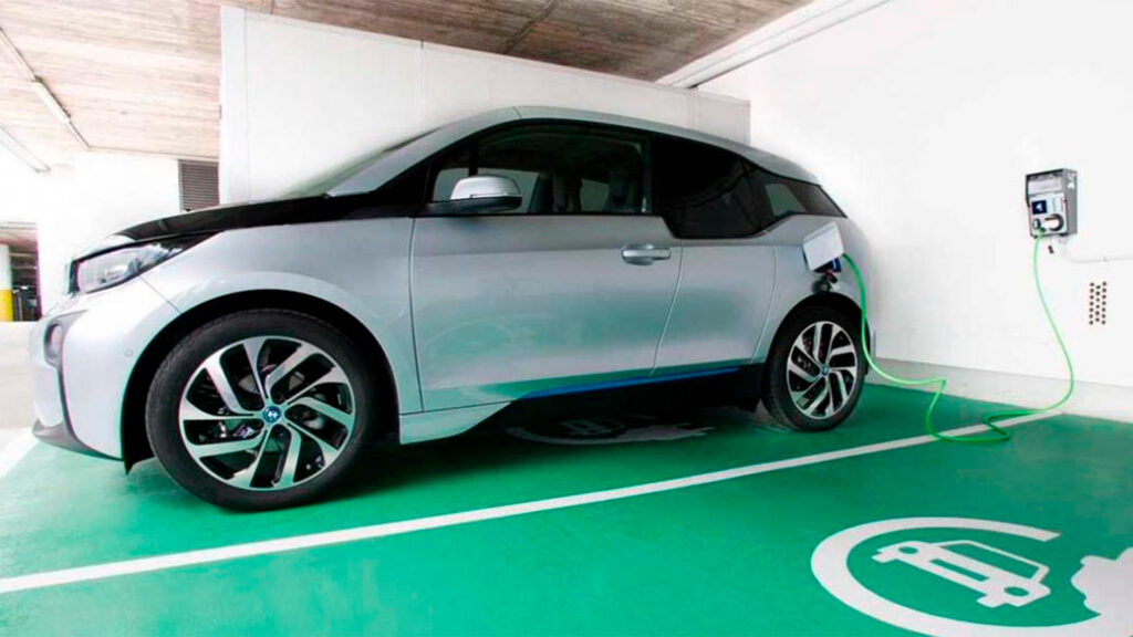 ¿Qué tengo que hacer para instalar un punto de carga para coches eléctricos en mi garaje?