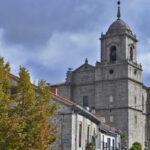 Por Segovia en Opel Grandland, Villacastín, Iglesia Parroquial dedicada a San Sebastián