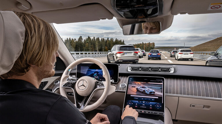 Mercedes-Benz da un paso a adelante consiguiendo el permiso para homologar su sistema de conducción autónoma de nivel 3