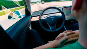Primer bebe nace a bordo de un tesla con autopilot e1703352988458
