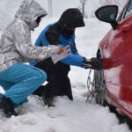 Cadenas de nieve: cómo elegirlas y ponérselas al coche sin sudar la gota gorda