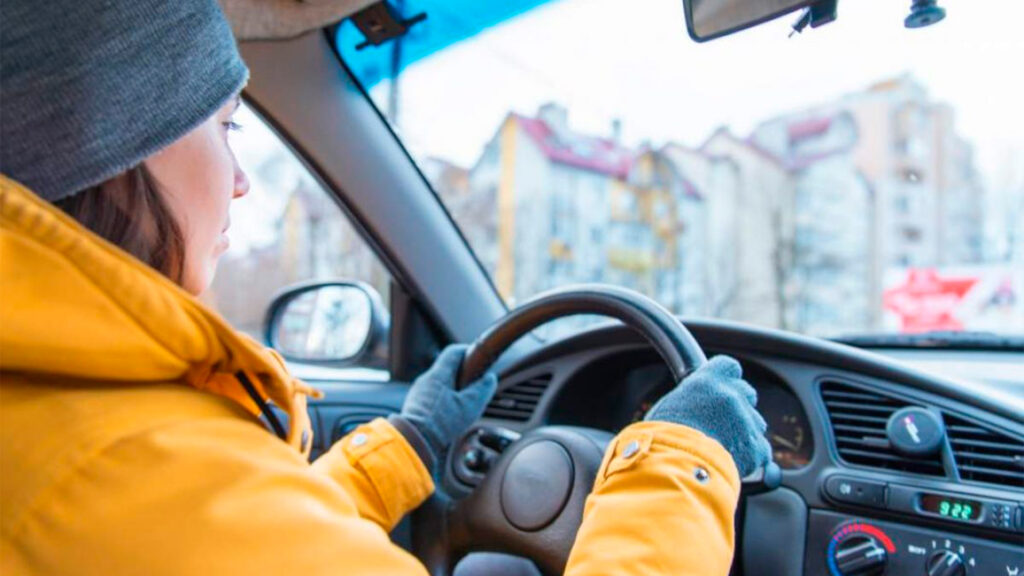 Esta es la multa de la DGT por conducir con el abrigo guantes