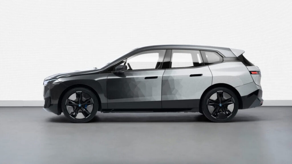 BMW presenta en el CES 2022 una nueva tecnología que permite cambiar el color de la carrocería de un coche en apenas segundos