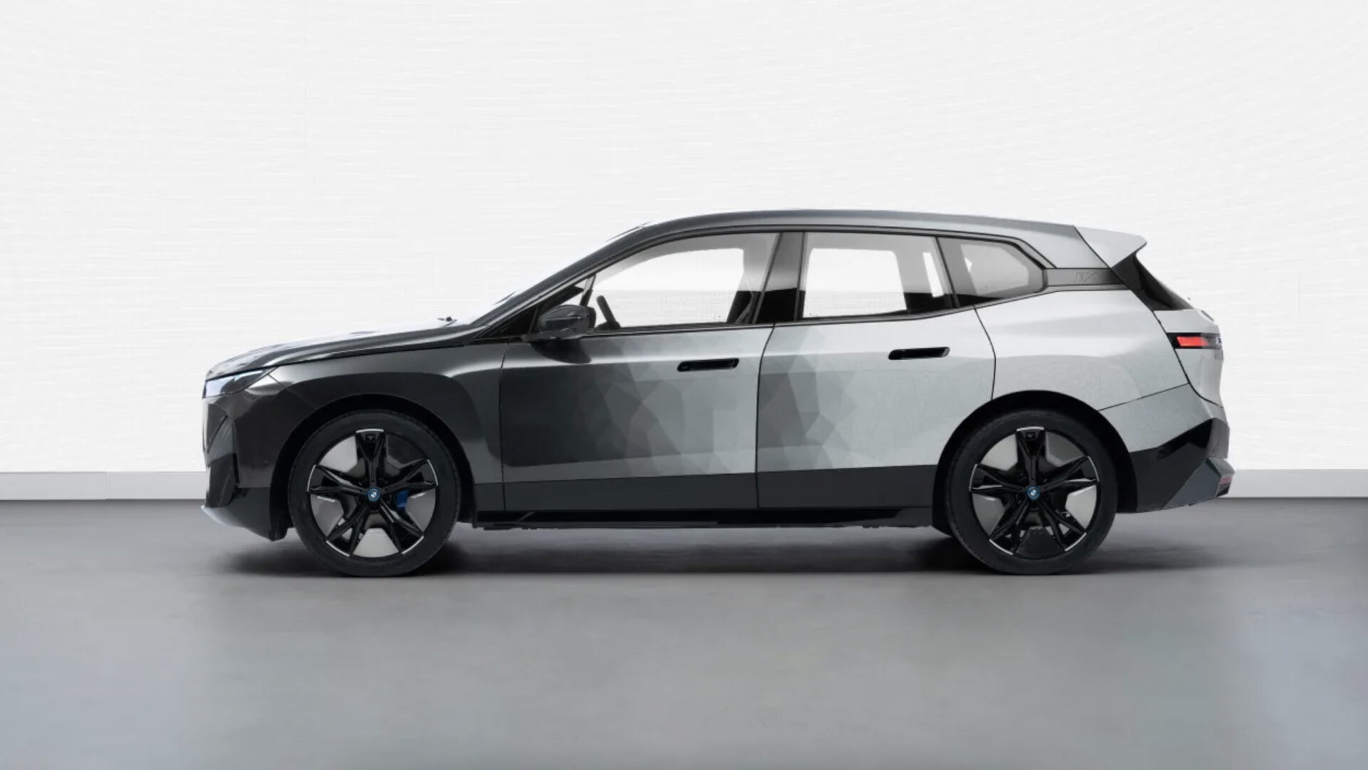 BMW presenta en el CES 2022 una nueva tecnología que permite cambiar el color de la carrocería de un coche en apenas segundos