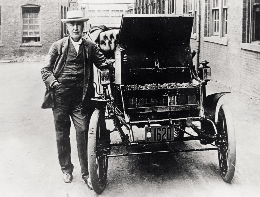 Thomas Edison con su primer coche eléctrico