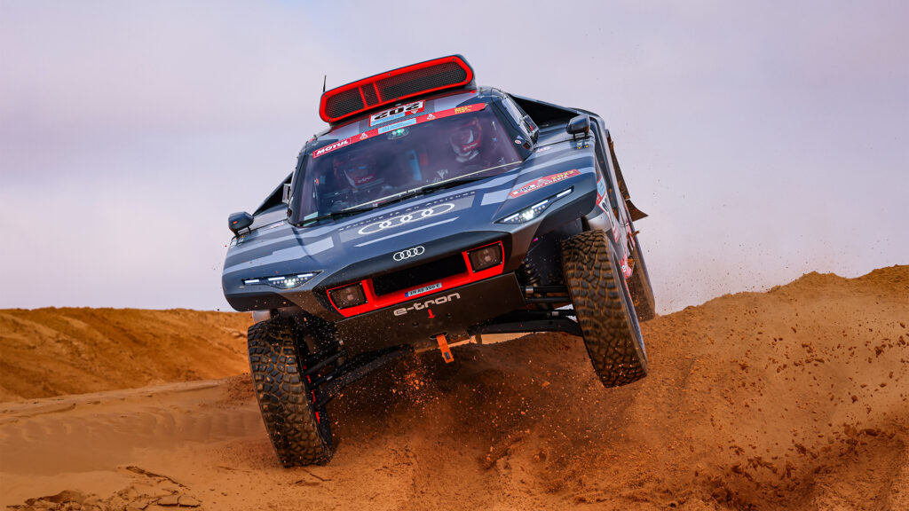Carlos Sainz y Audi consiguen la primera victoria con un coche híbrido en el Dakar