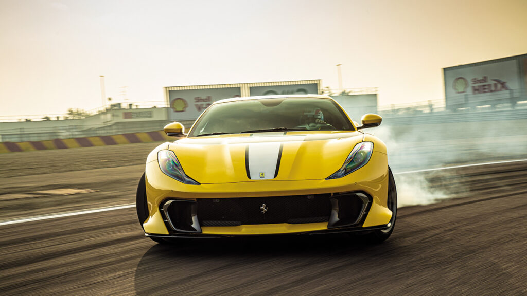 Ferrari 812 Superfast derrapando