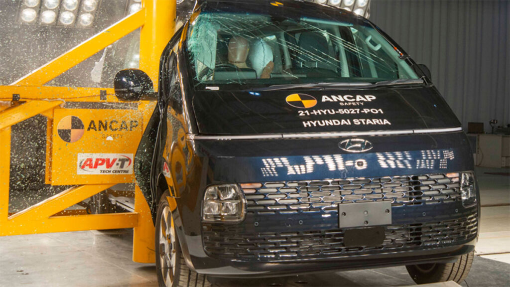 Hyundai Staria Crash test poste lateral