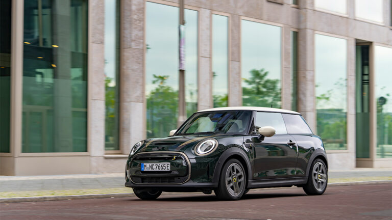 P90450838 highRes mini cooper se resol