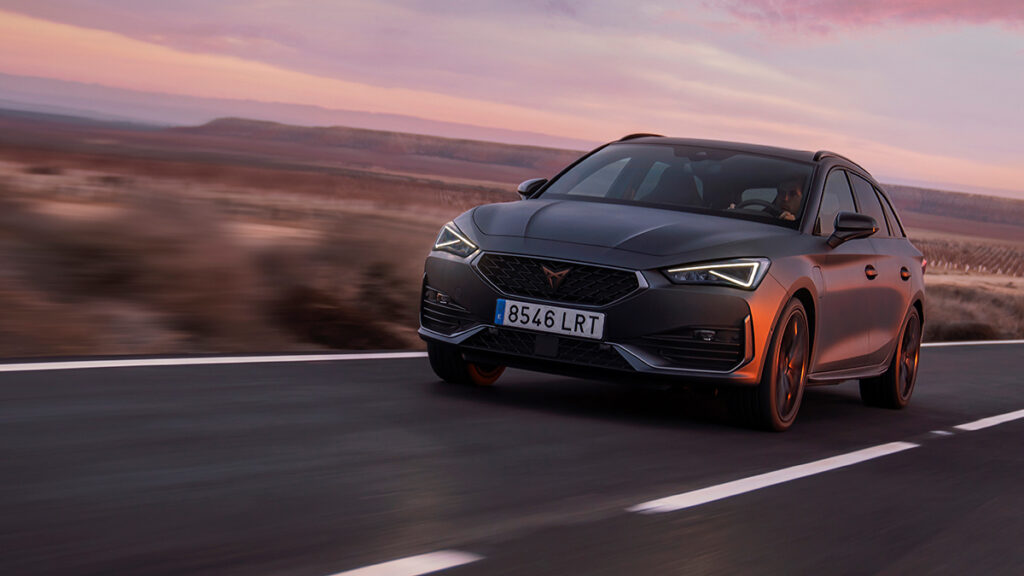Cupra aumenta las prestaciones del León e-Hybrid, amplía su equipamiento y añade el acabado VZ Cup a la lista de opciones