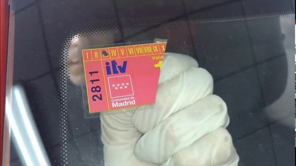 ¿Cómo debo pegar la pegatina de la ITV?